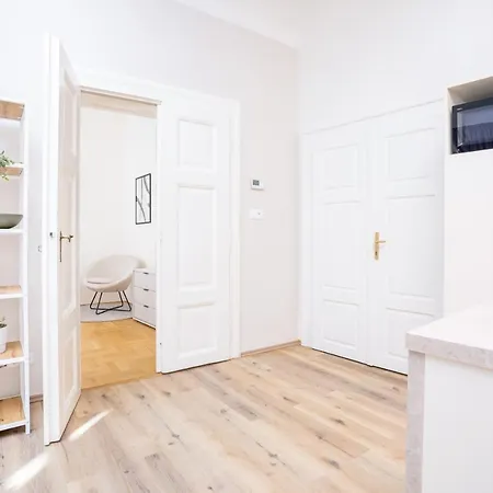 Days - Two-bedroom With Workspace Right Next To Old Town Square דירה