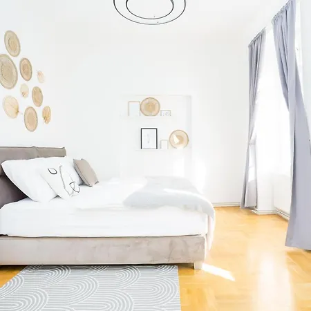 Days - Two-bedroom With Workspace Right Next To Old Town Square
