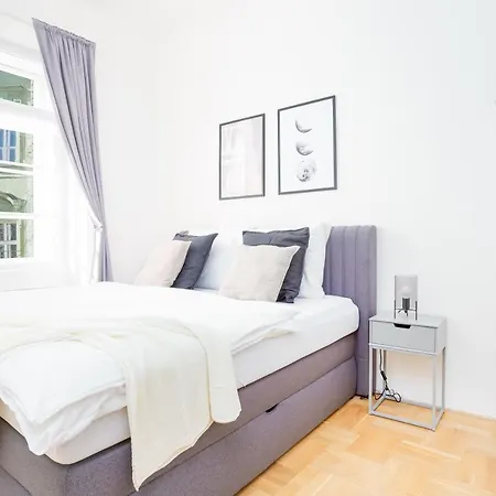 Days - Two-bedroom With Workspace Right Next To Old Town Square