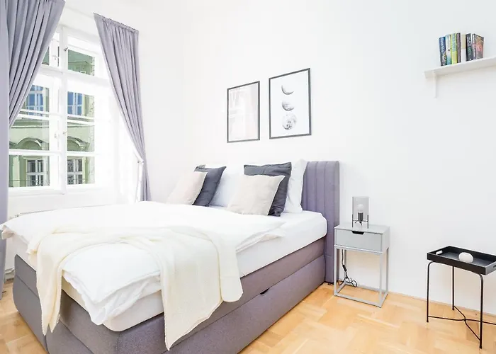Days - Two-bedroom With Workspace Right Next To Old Town Square