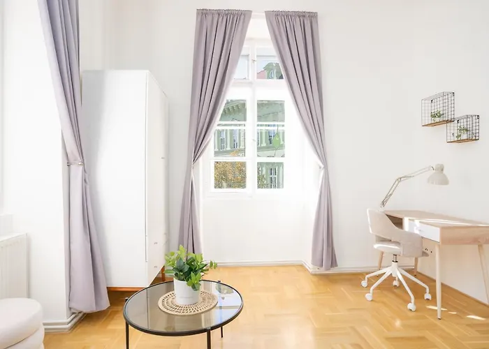 Apartmán Days - Two-bedroom With Workspace Right Next To Old Town Square