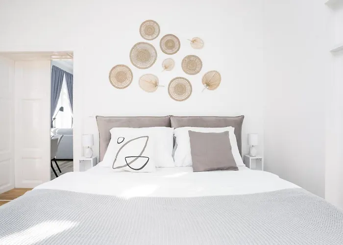 Days - Two-bedroom With Workspace Right Next To Old Town Square