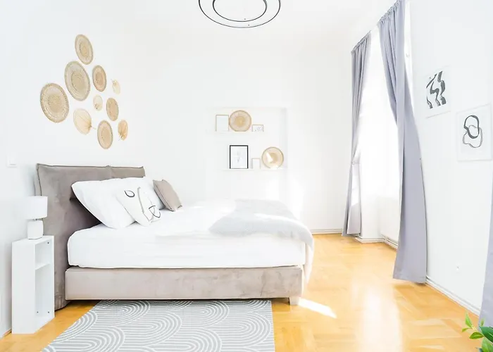 Days - Two-bedroom With Workspace Right Next To Old Town Square